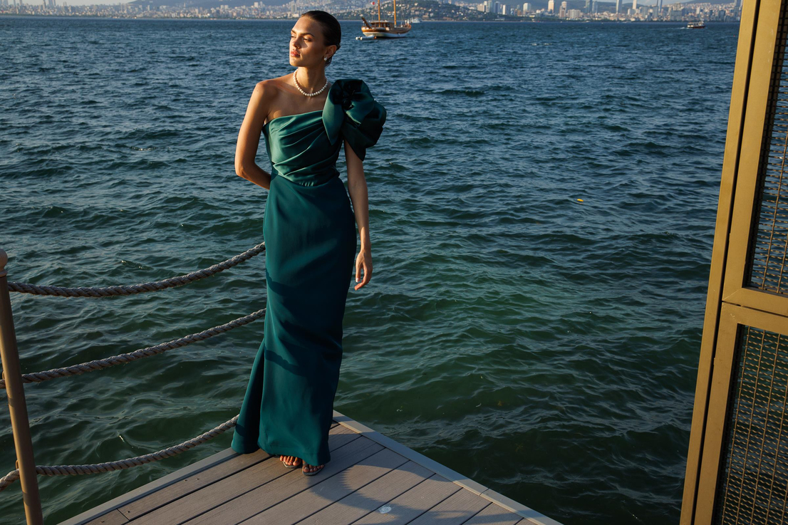 Straplez Yaka Fiyonk Detaylı  Abiye YEŞİL