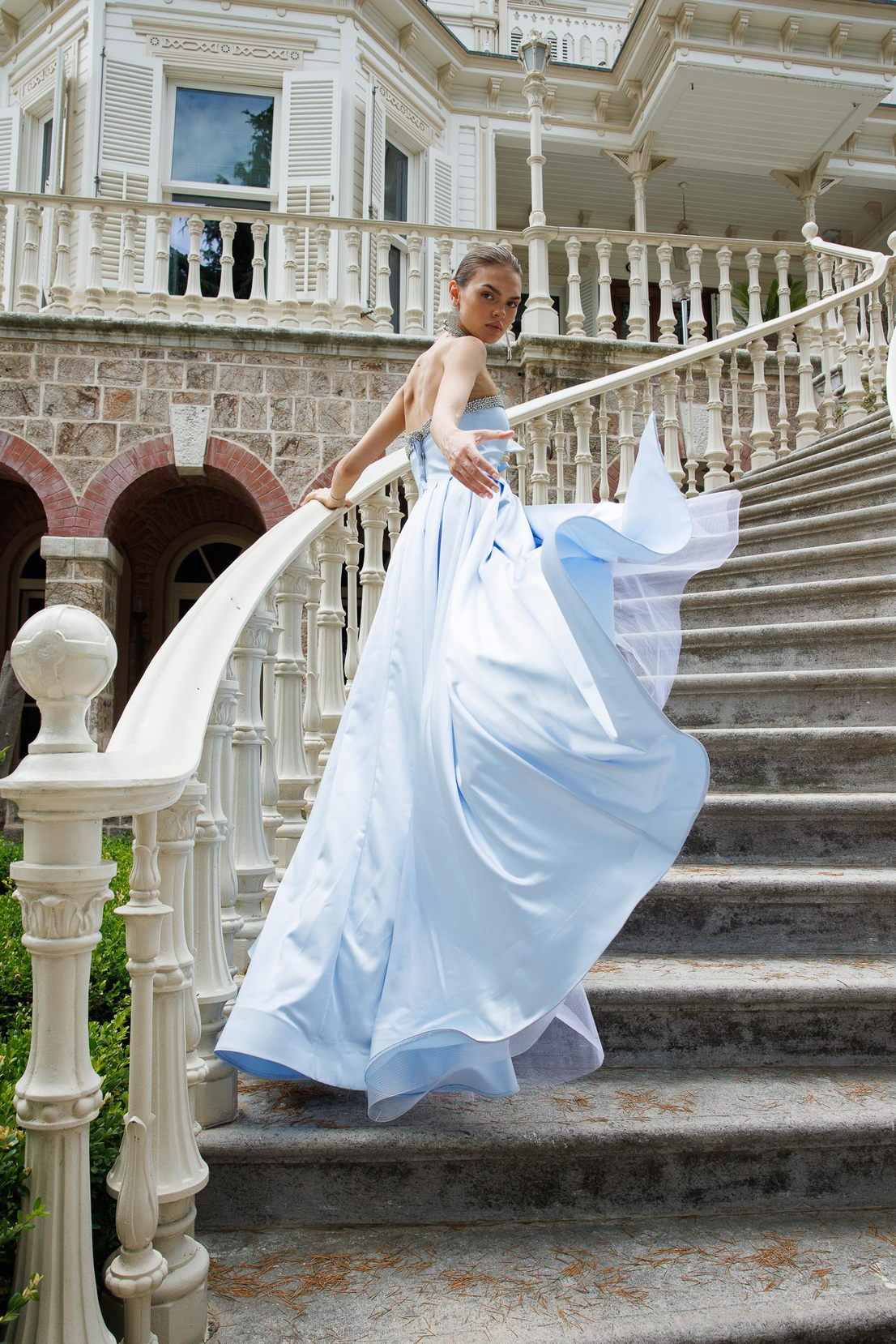 Straplez Yaka Fiyonk Detaylı Maxi Boy Yırtmaçlı Abiye AÇIK MAVİ