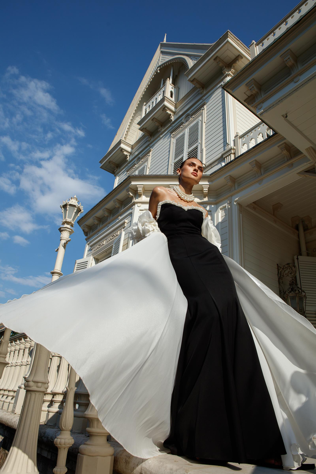 Straplez Yaka Kuyruk ve Omuz Aksesuar Detaylı Abiye EKRU