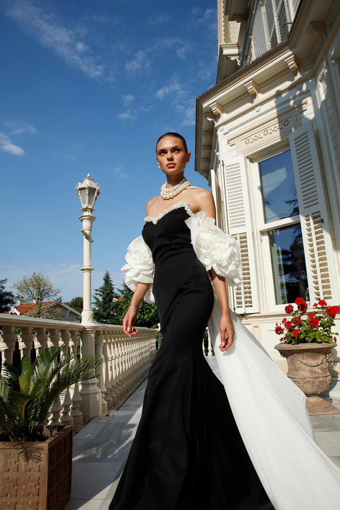 Straplez Yaka Kuyruk ve Omuz Aksesuar Detaylı Abiye EKRU