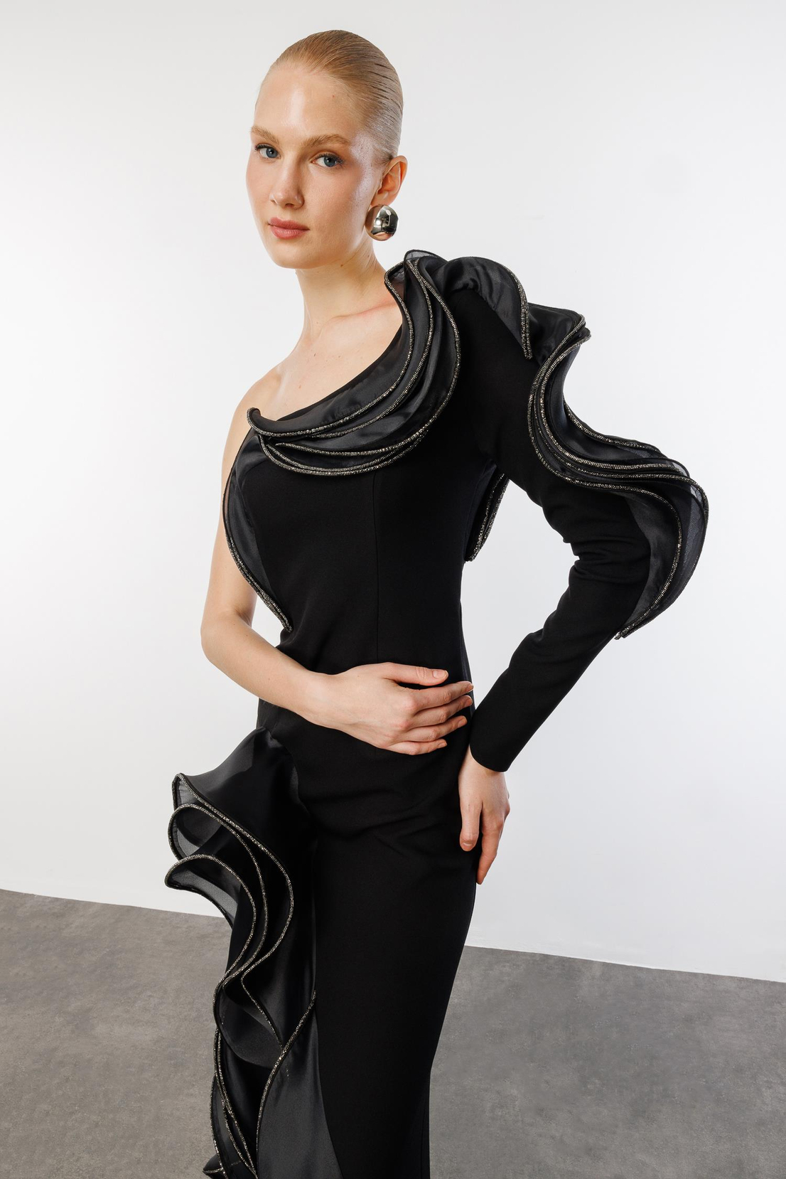 Tek Kol Volanlı Yırtmaçlı Krep Uzun Abiye SİYAH