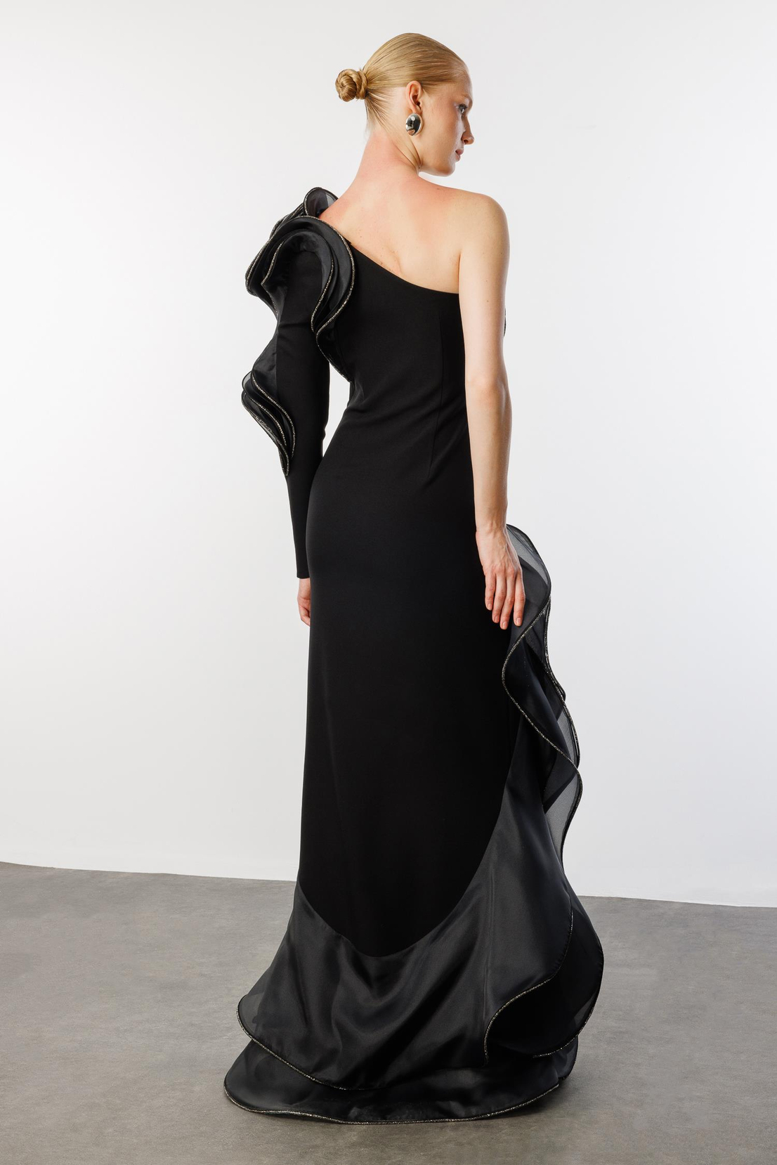 Tek Kol Volanlı Yırtmaçlı Krep Uzun Abiye SİYAH