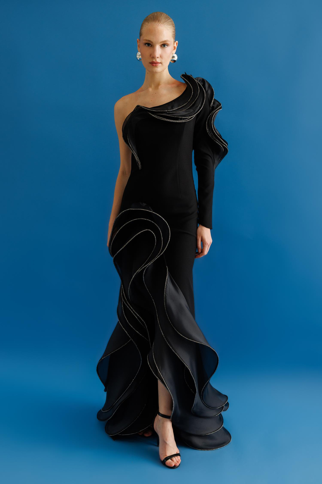 Tek Kol Volanlı Yırtmaçlı Krep Uzun Abiye SİYAH