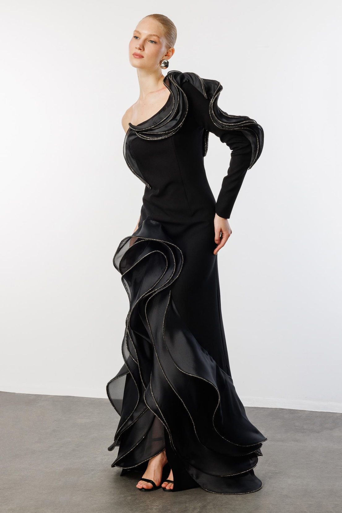 Tek Kol Volanlı Yırtmaçlı Krep Uzun Abiye SİYAH