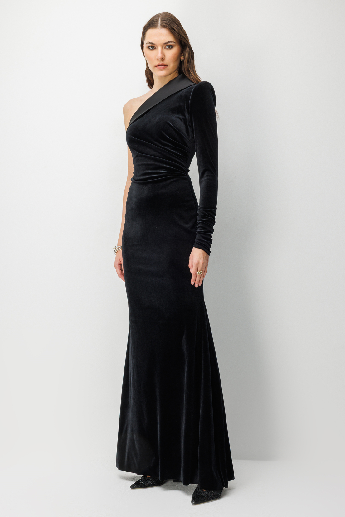 Tek Omuz Asimetrik Detaylı Kadife Maxı  SİYAH