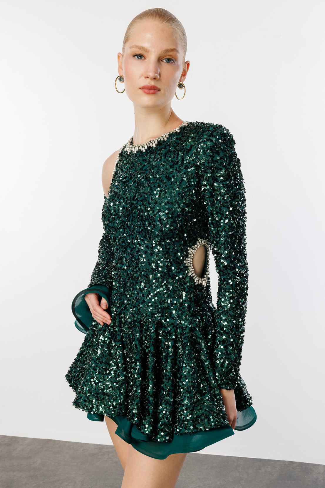 Uzun Kollu Volanlı Pencere Detaylı Payet Kısa Abiye ZÜMRÜT