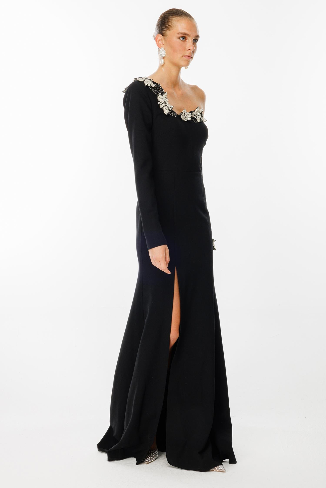 Uzun Kollu Yakası Aksesuar İşlemeli Krep Abiye SİYAH