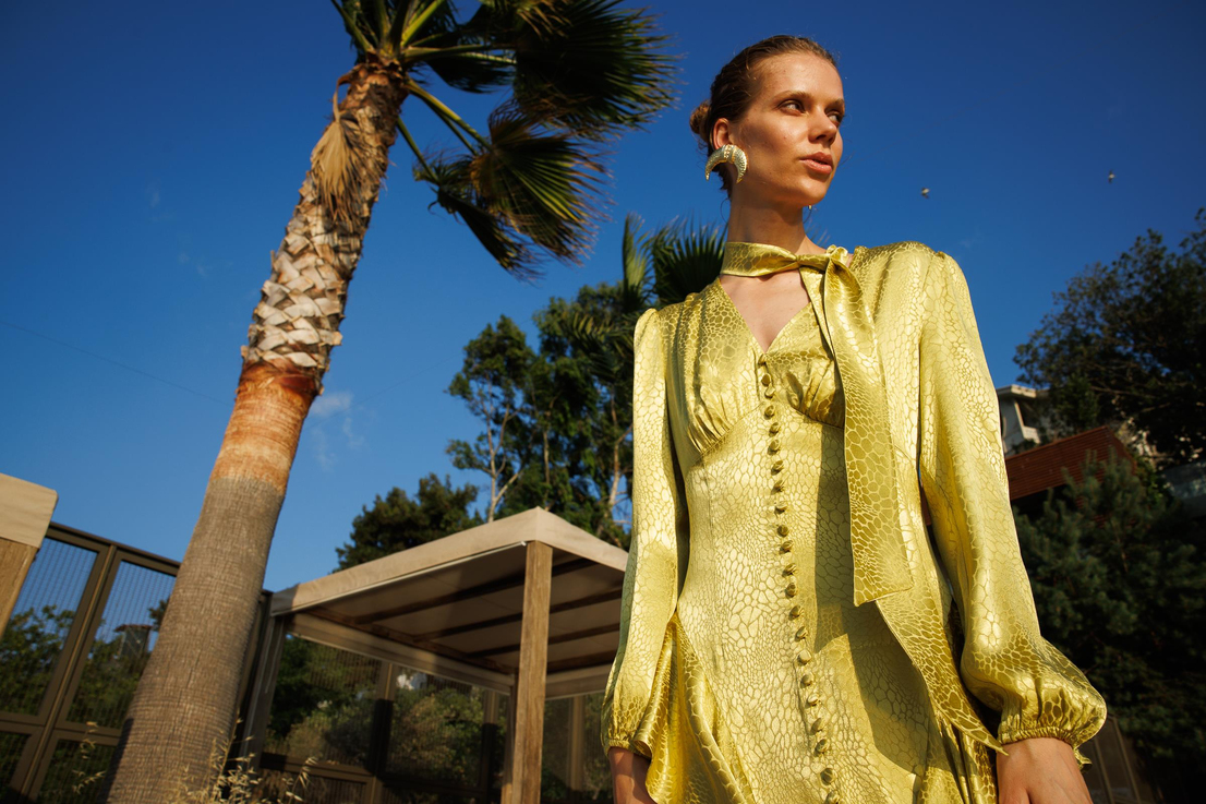 V Yaka Detaylı Birit Düğmeli Volanlı Yırtmaçlı Jakar  Elbise ASİT