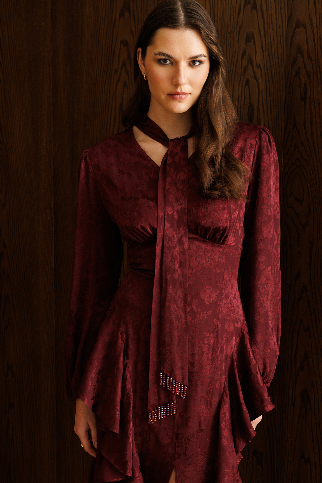 V Yaka Detaylı Volanlı Jakar Elbise BORDO
