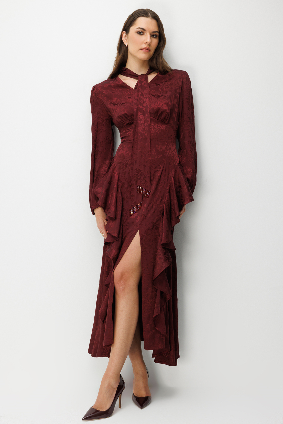 V Yaka Detaylı Volanlı Jakar Elbise BORDO