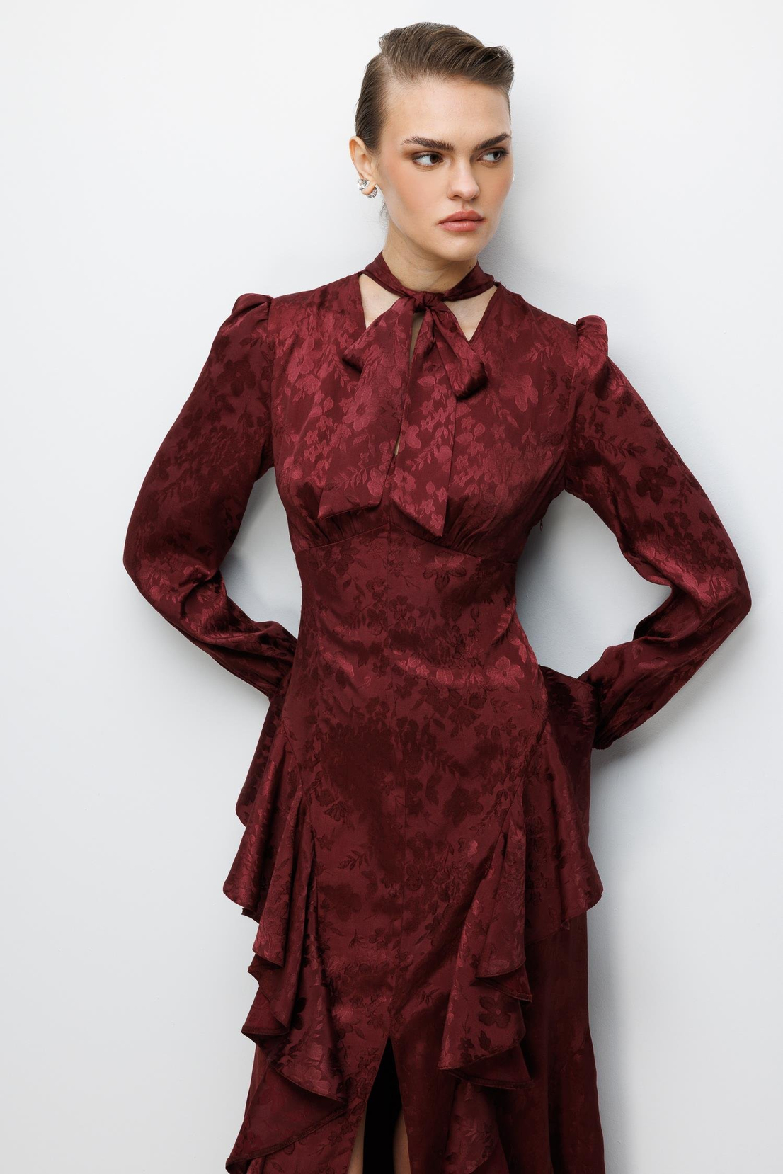 V Yaka Detaylı Volanlı Jakar Elbise BORDO