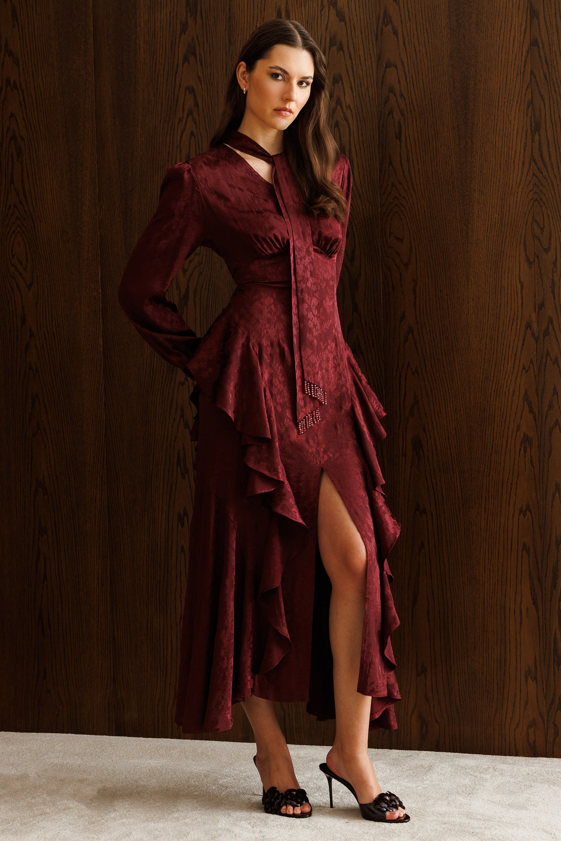 V Yaka Detaylı Volanlı Jakar Elbise BORDO