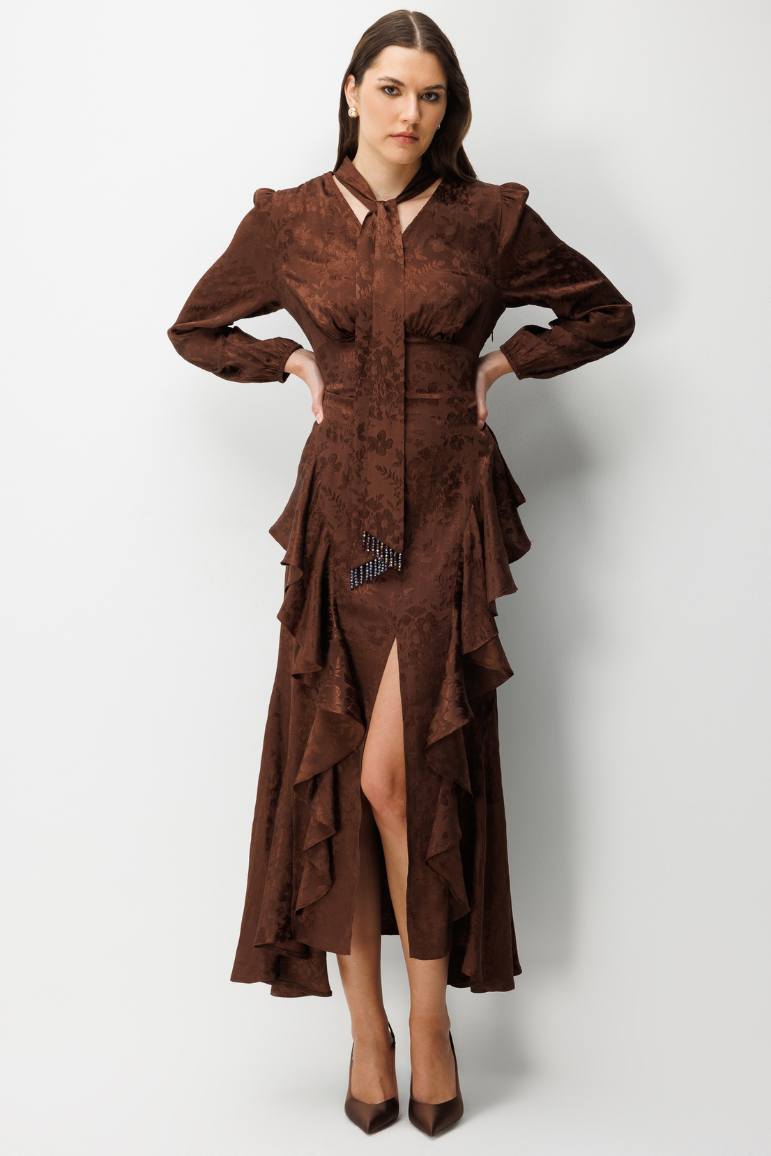 V Yaka Detaylı Volanlı Jakar Elbise KAHVE