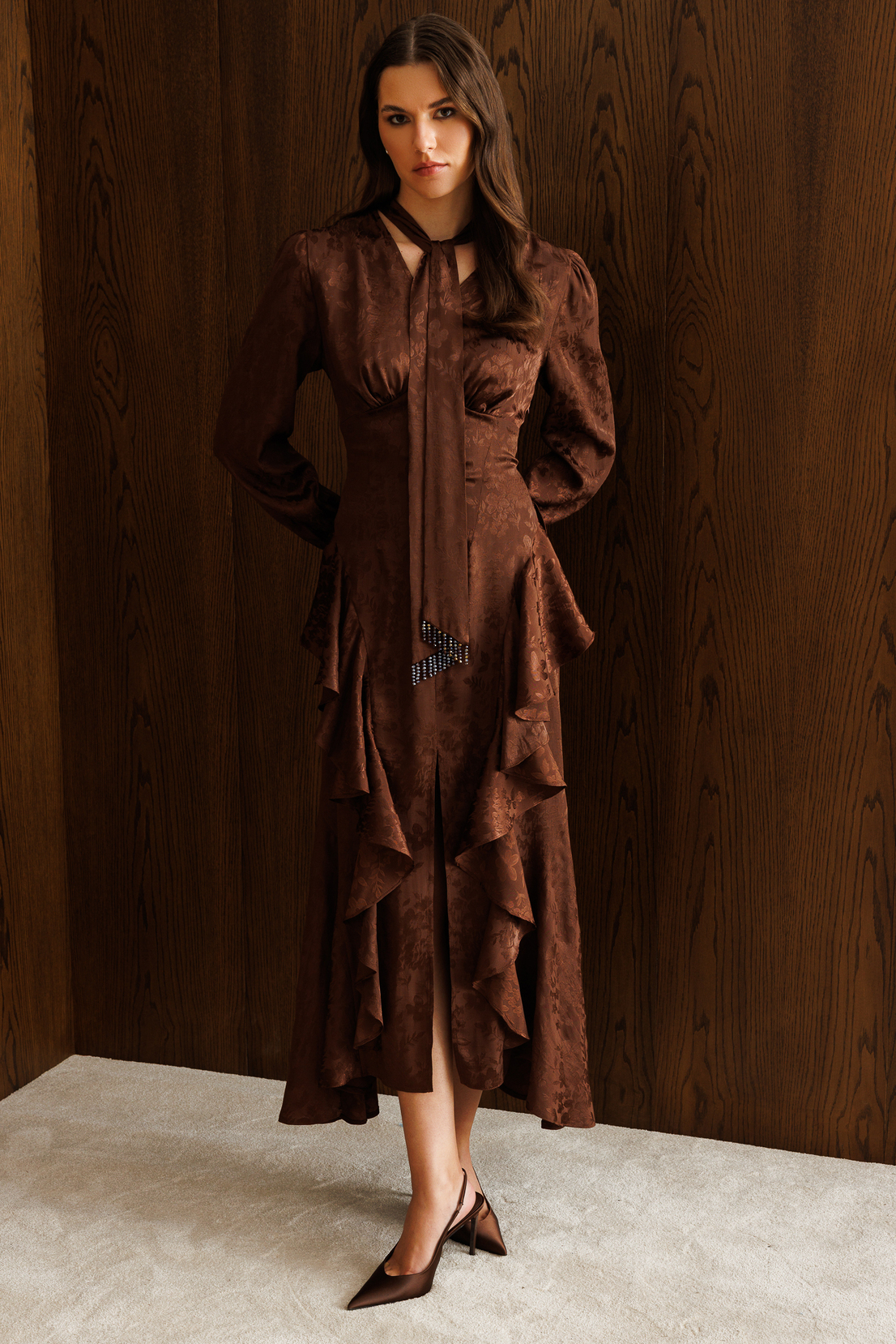 V Yaka Detaylı Volanlı Jakar Elbise KAHVE