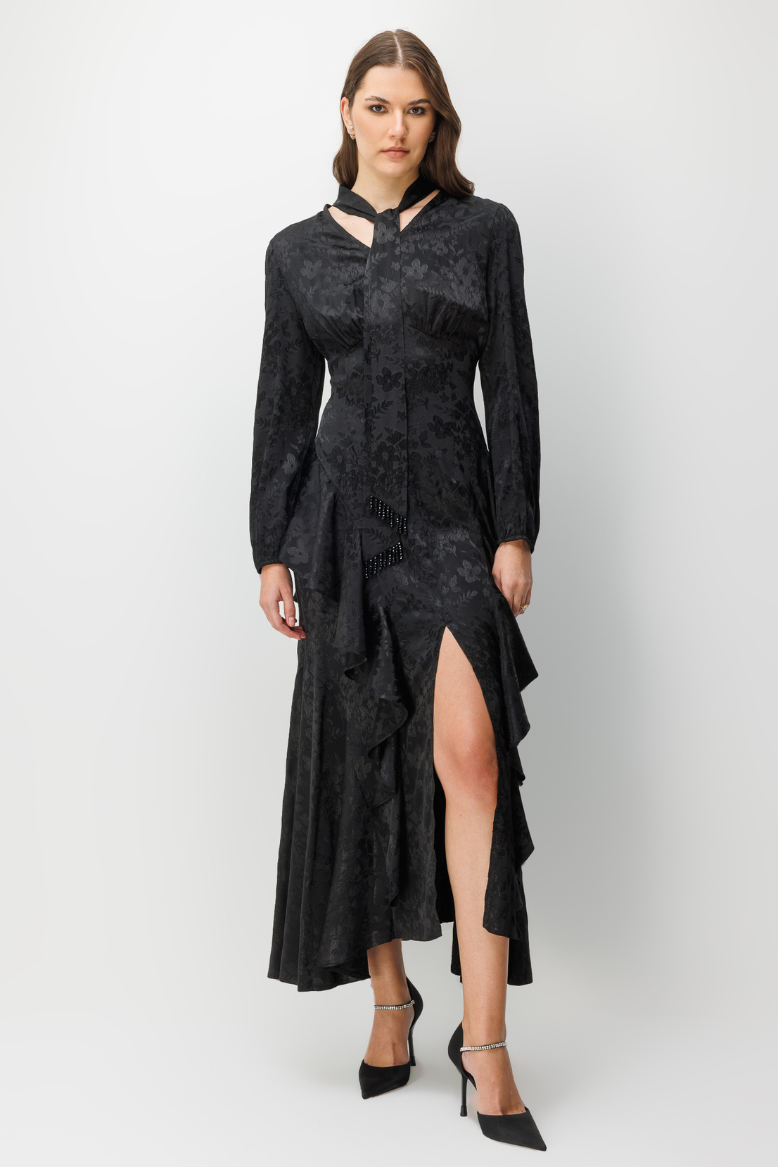 V Yaka Detaylı Volanlı Jakar Elbise SİYAH