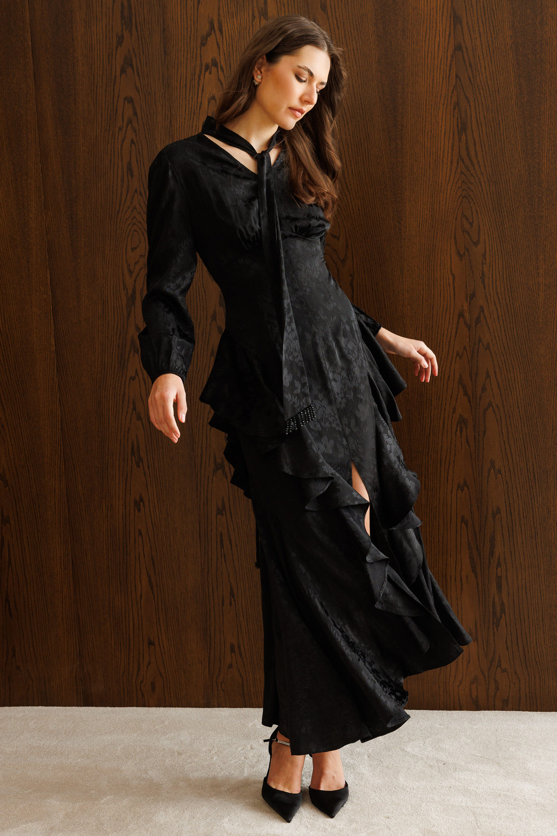 V Yaka Detaylı Volanlı Jakar Elbise SİYAH