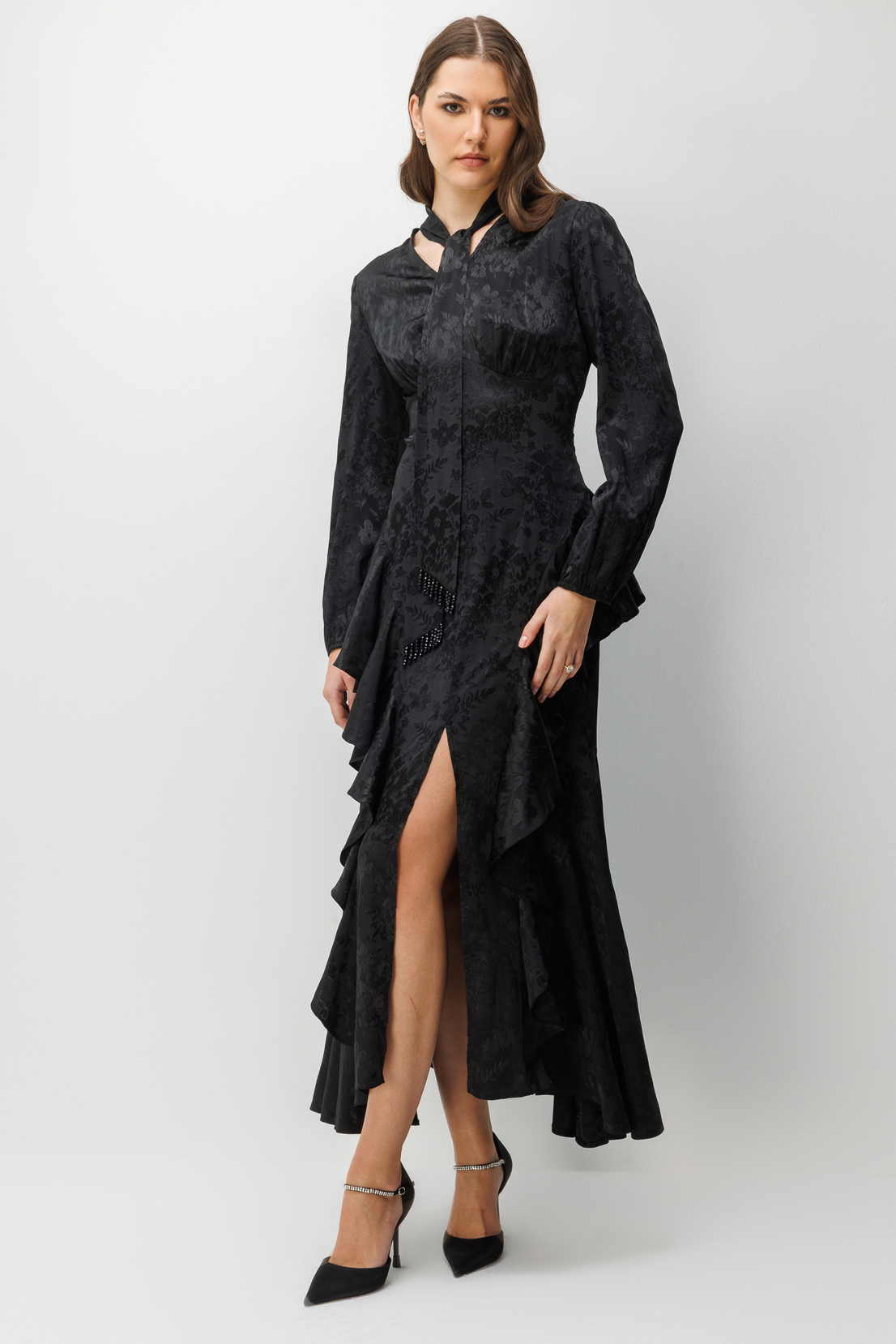 V Yaka Detaylı Volanlı Jakar Elbise SİYAH