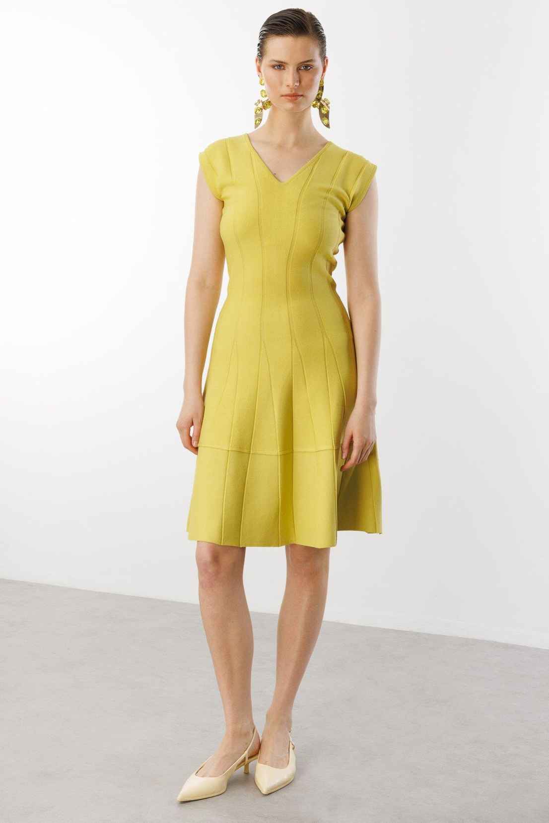 V Yaka Kendinden Çizgili Elbise FISTIK