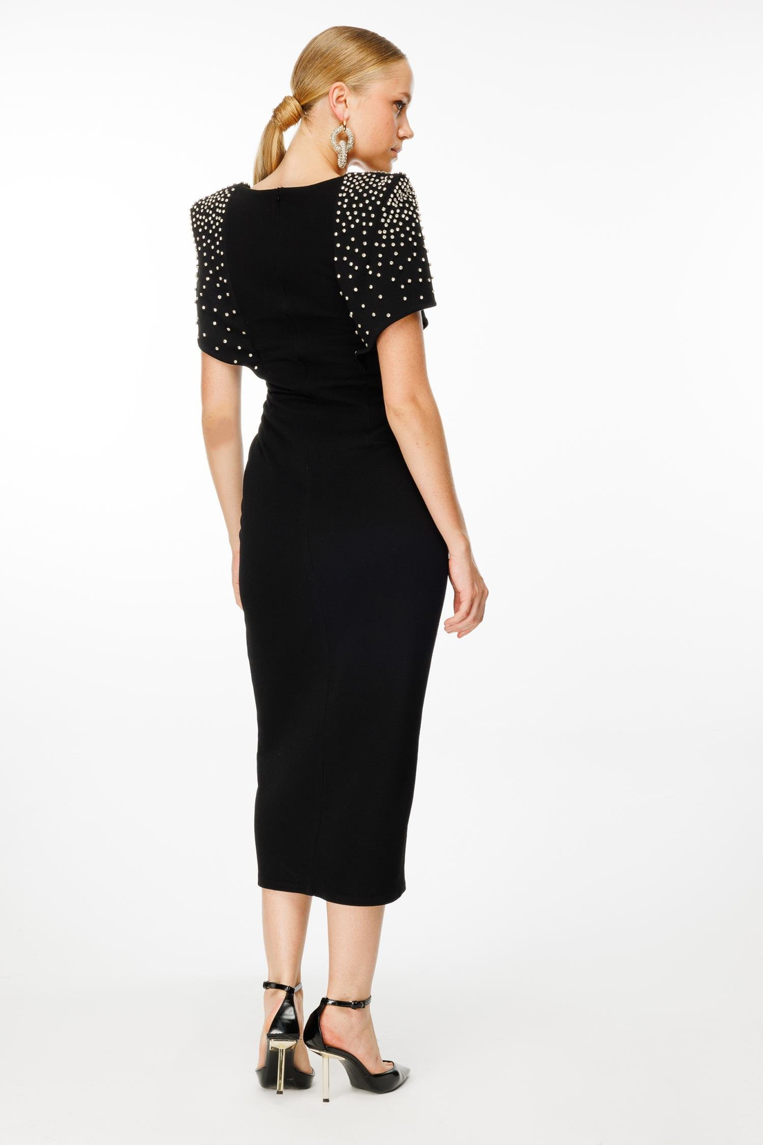 Vatkalı Omuz Pelerinli İşlemeli Elbise SİYAH