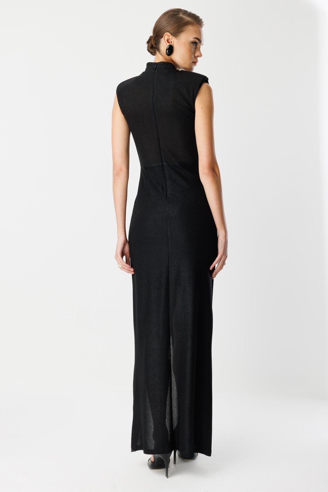 Yaka Aksesuar Detaylı Kolsuz Abiye SİYAH