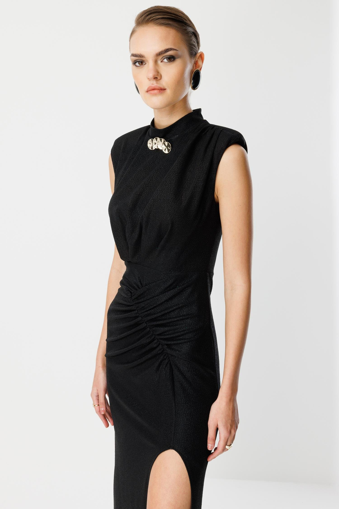 Yaka Aksesuar Detaylı Kolsuz Abiye SİYAH