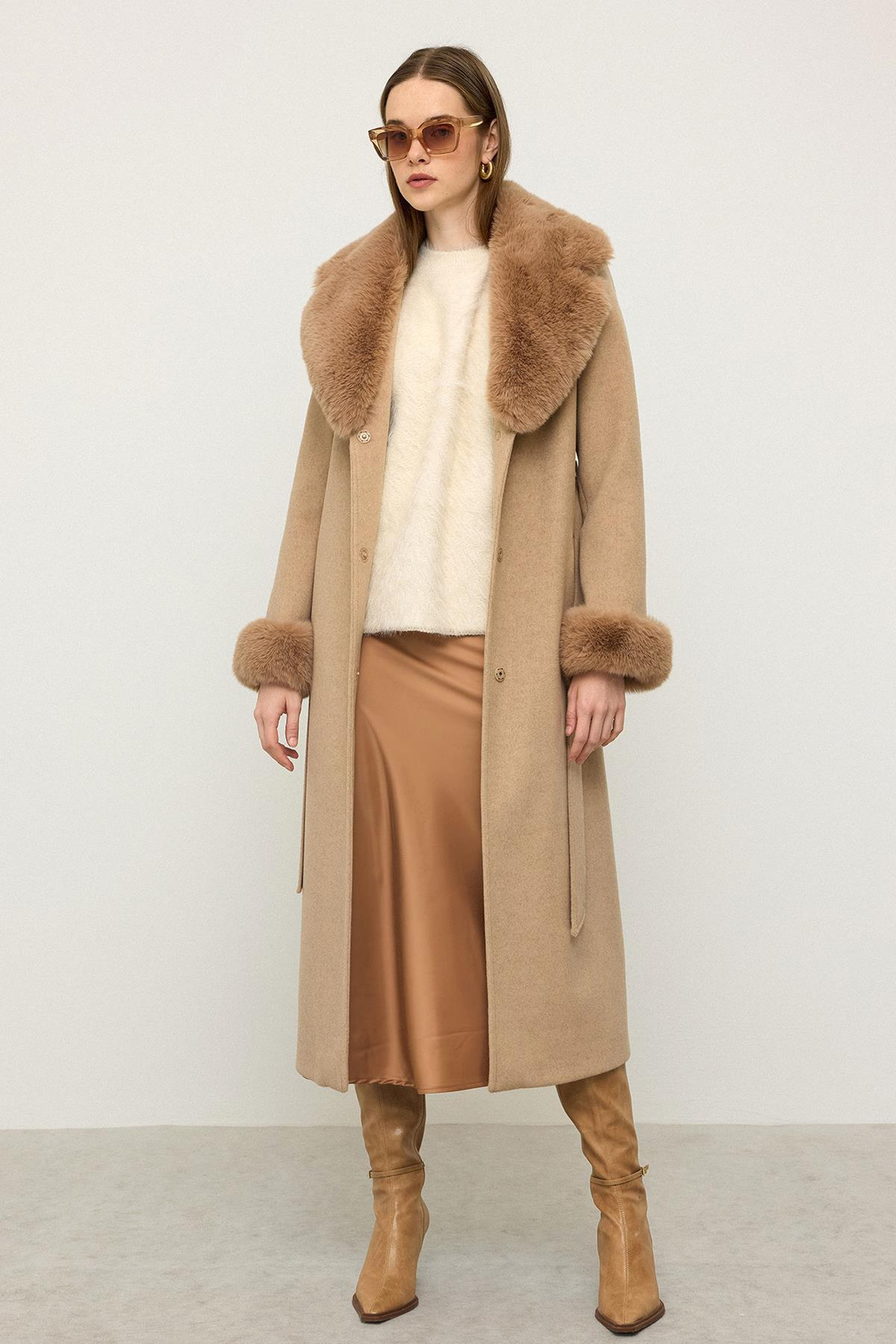 Yaka Kol Ucu Kürk Detaylı Kaşe Kaban CAMEL