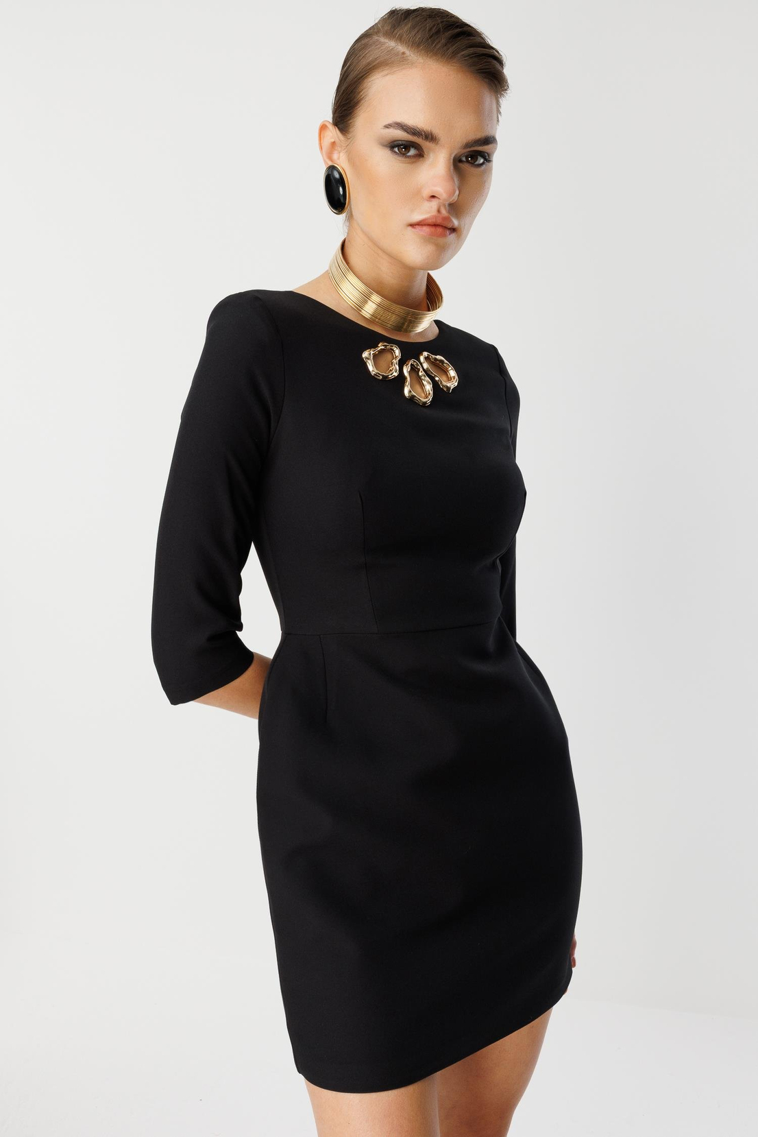 Yaka Lazer Aksesuar Detaylı Mini Elbise SİYAH