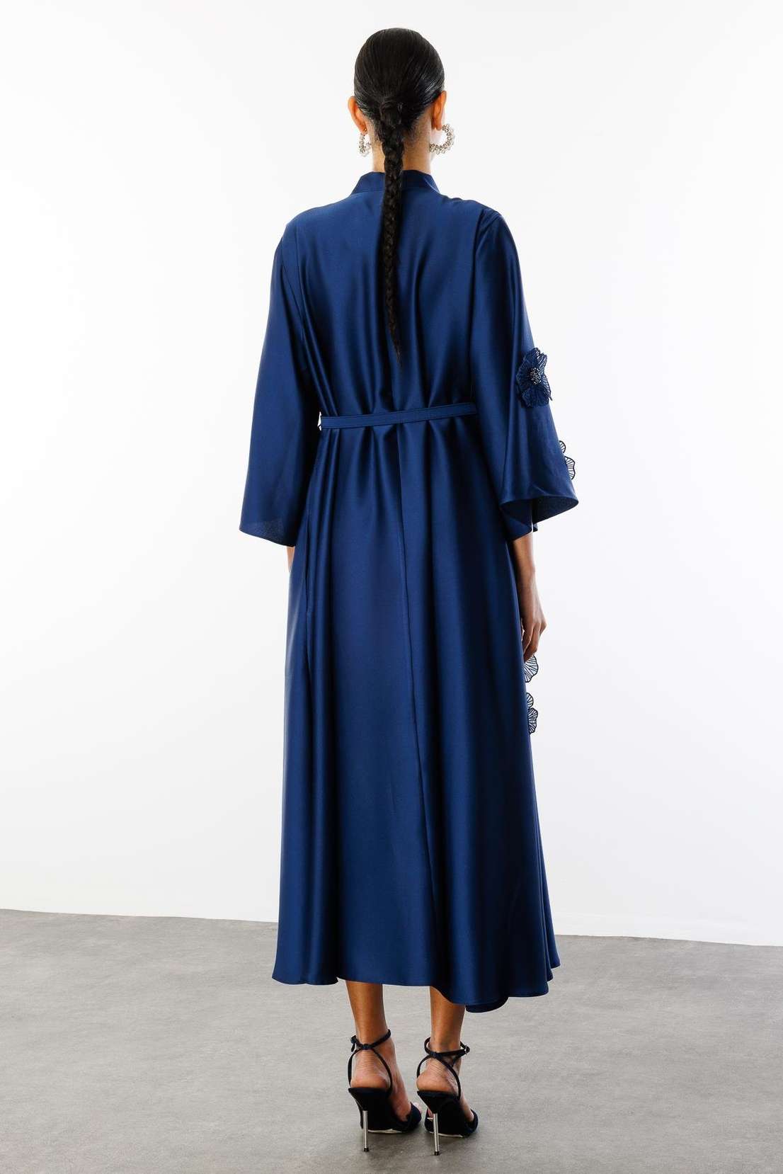 Yaka Şal Bağlamalı Çiçek Detaylı Kemerli Elbise LACİVERT