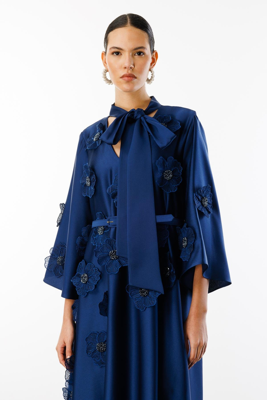 Yaka Şal Bağlamalı Çiçek Detaylı Kemerli Elbise LACİVERT