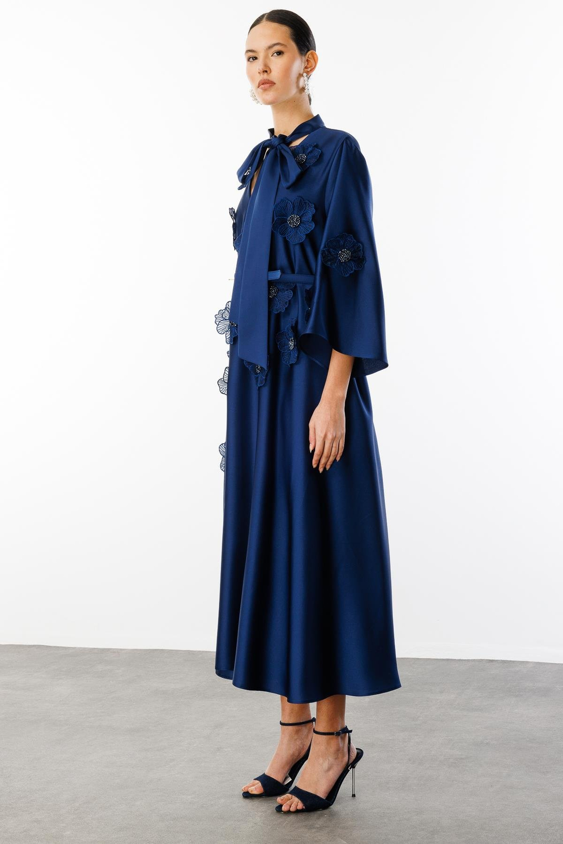 Yaka Şal Bağlamalı Çiçek Detaylı Kemerli Elbise LACİVERT