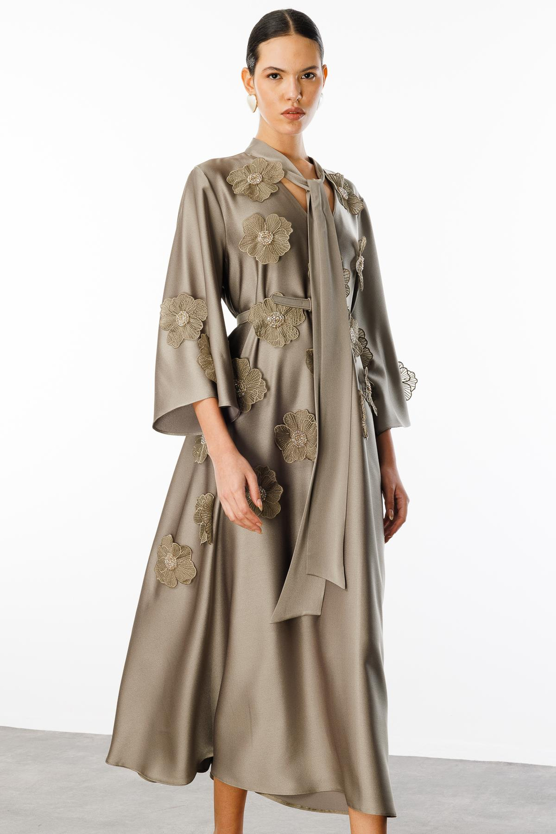 Yaka Şal Bağlamalı Çiçek Detaylı Kemerli Elbise YEŞİL