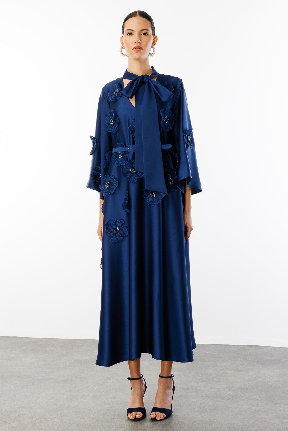 Yaka Şal Bağlamalı Çiçek Detaylı Kemerli Elbise LACİVERT