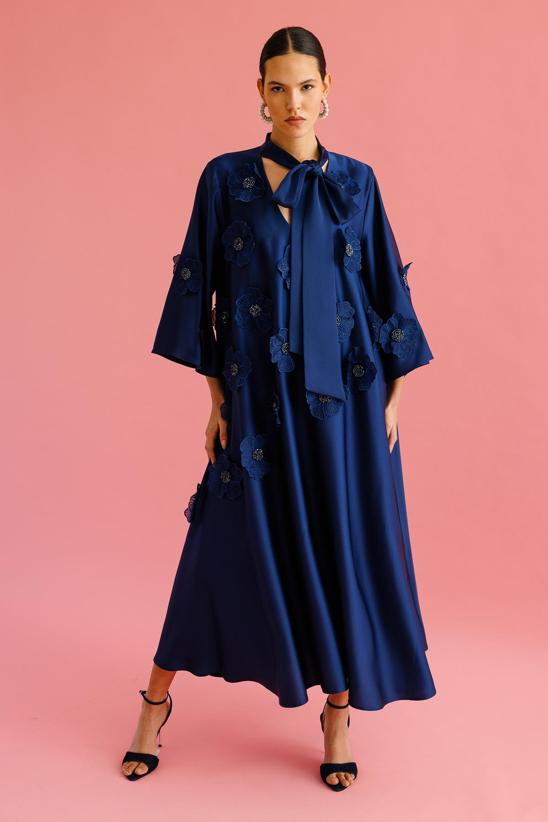 Yaka Şal Bağlamalı Çiçek Detaylı Kemerli Elbise LACİVERT