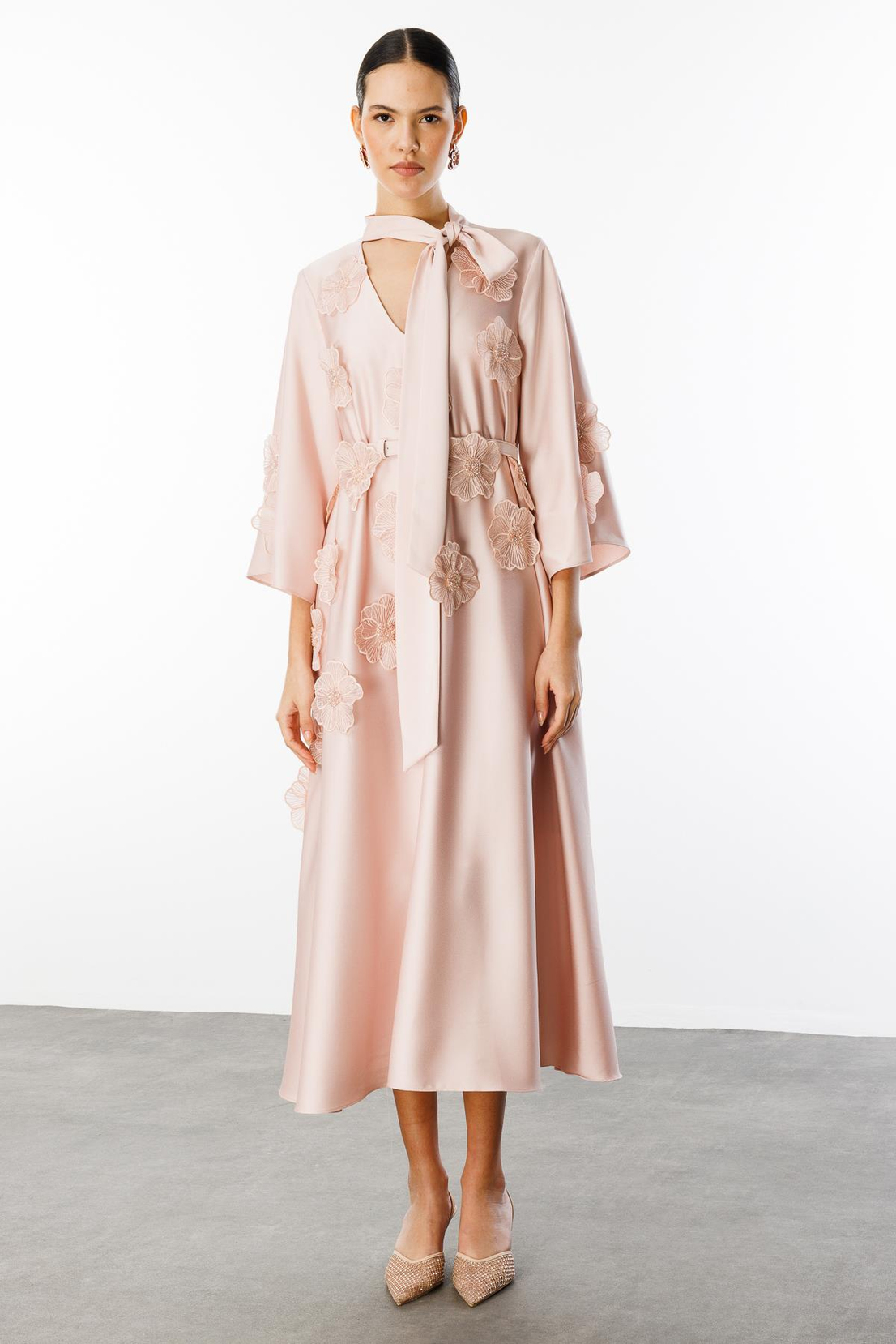 Yaka Şal Bağlamalı Çiçek Detaylı Kemerli Elbise PUDRA