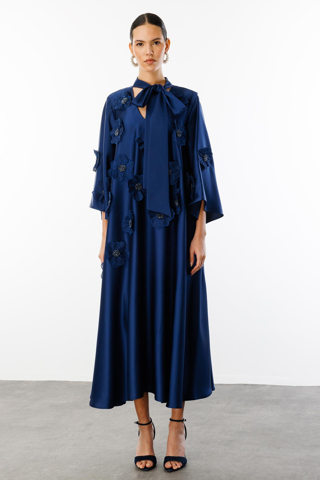 Yaka Şal Bağlamalı Çiçek Detaylı Kemerli Elbise LACİVERT
