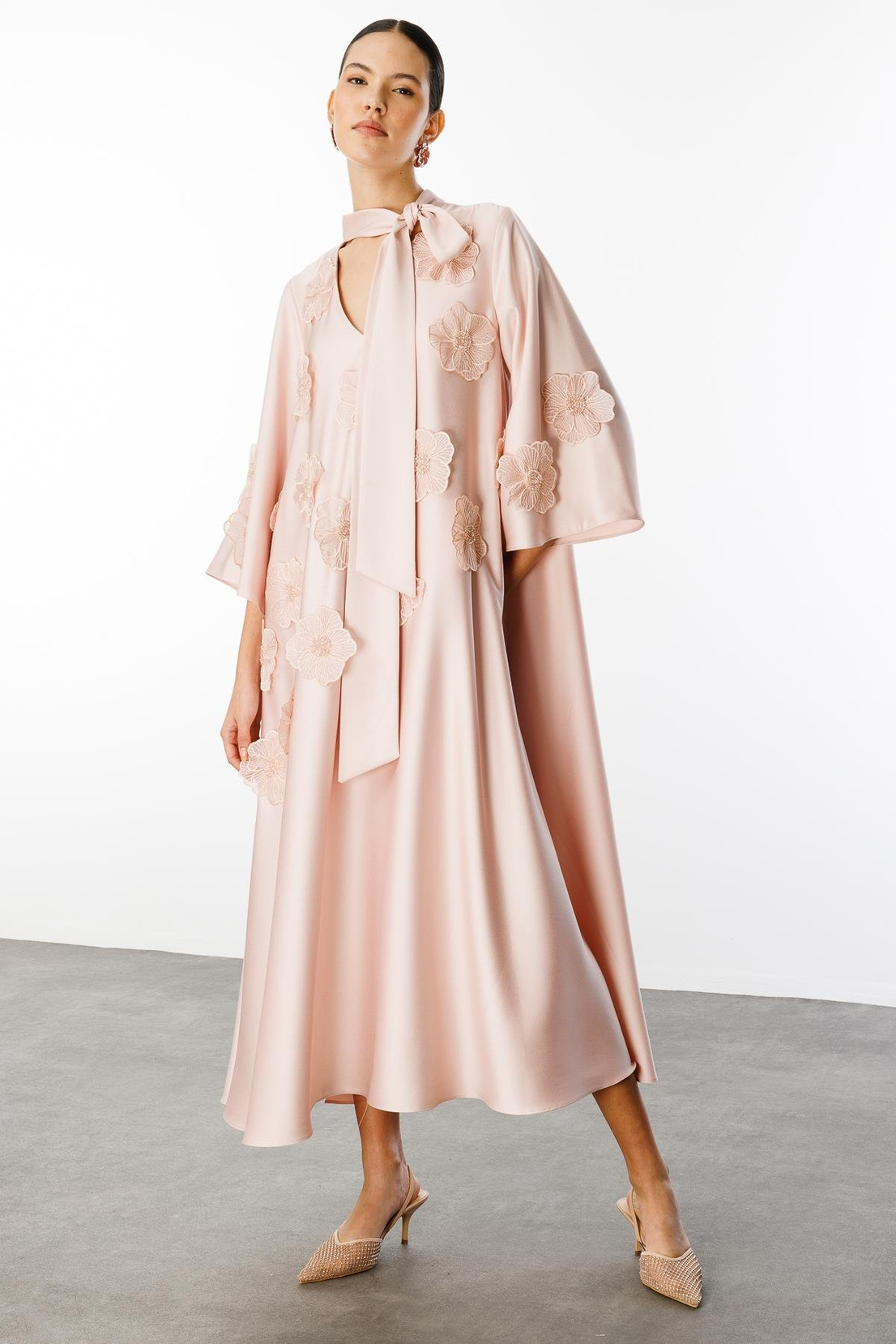 Yaka Şal Bağlamalı Çiçek Detaylı Kemerli Elbise PUDRA