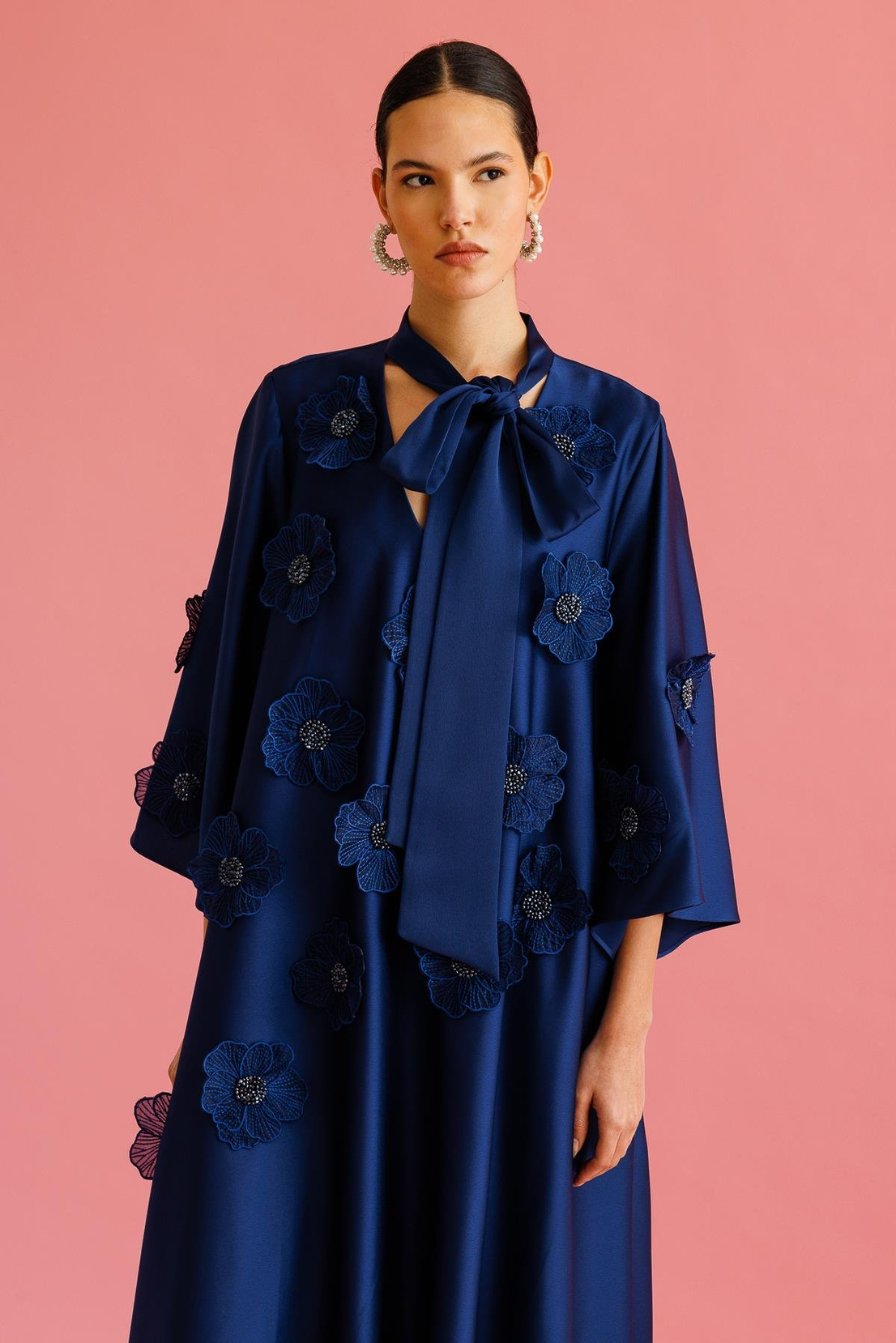 Yaka Şal Bağlamalı Çiçek Detaylı Kemerli Elbise LACİVERT