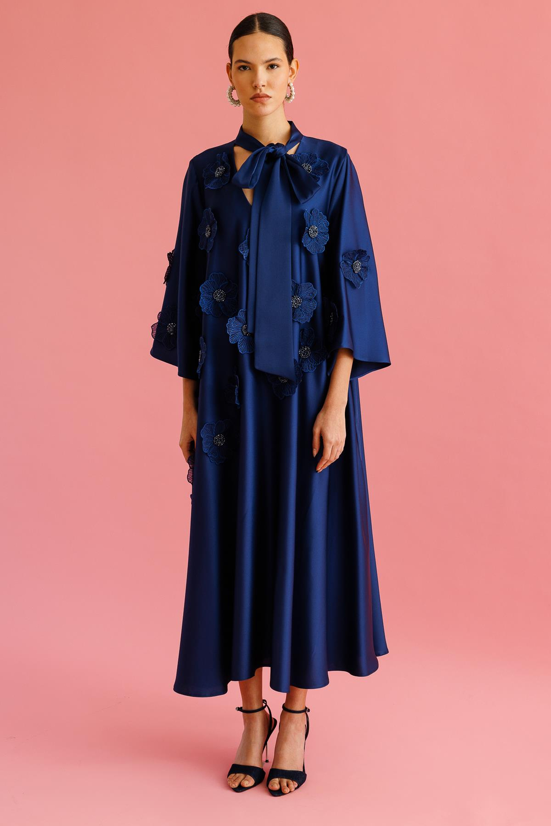 Yaka Şal Bağlamalı Çiçek Detaylı Kemerli Elbise LACİVERT