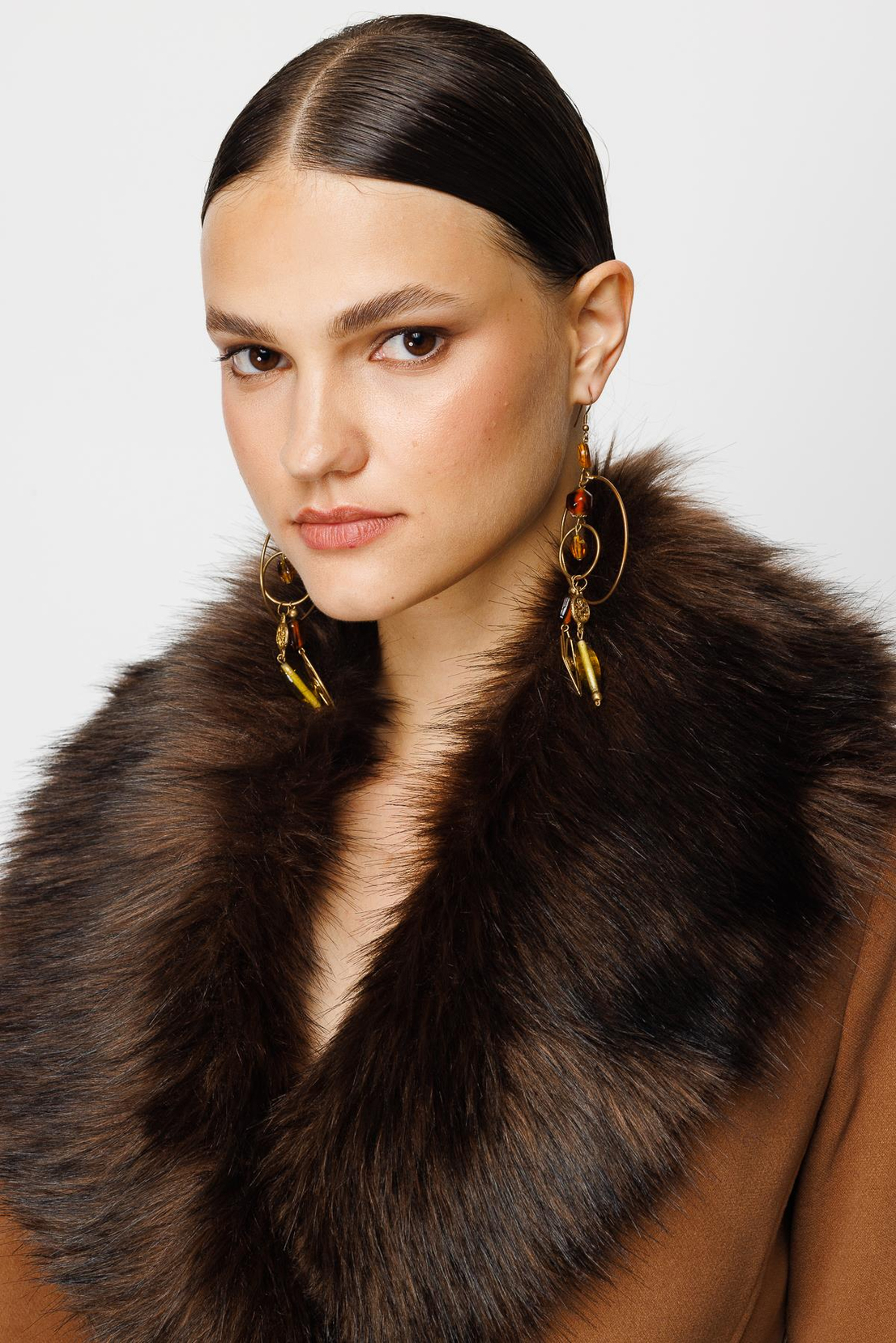 YAKA VE KOLLARI KÜRKLÜ KAŞE KABAN TABA