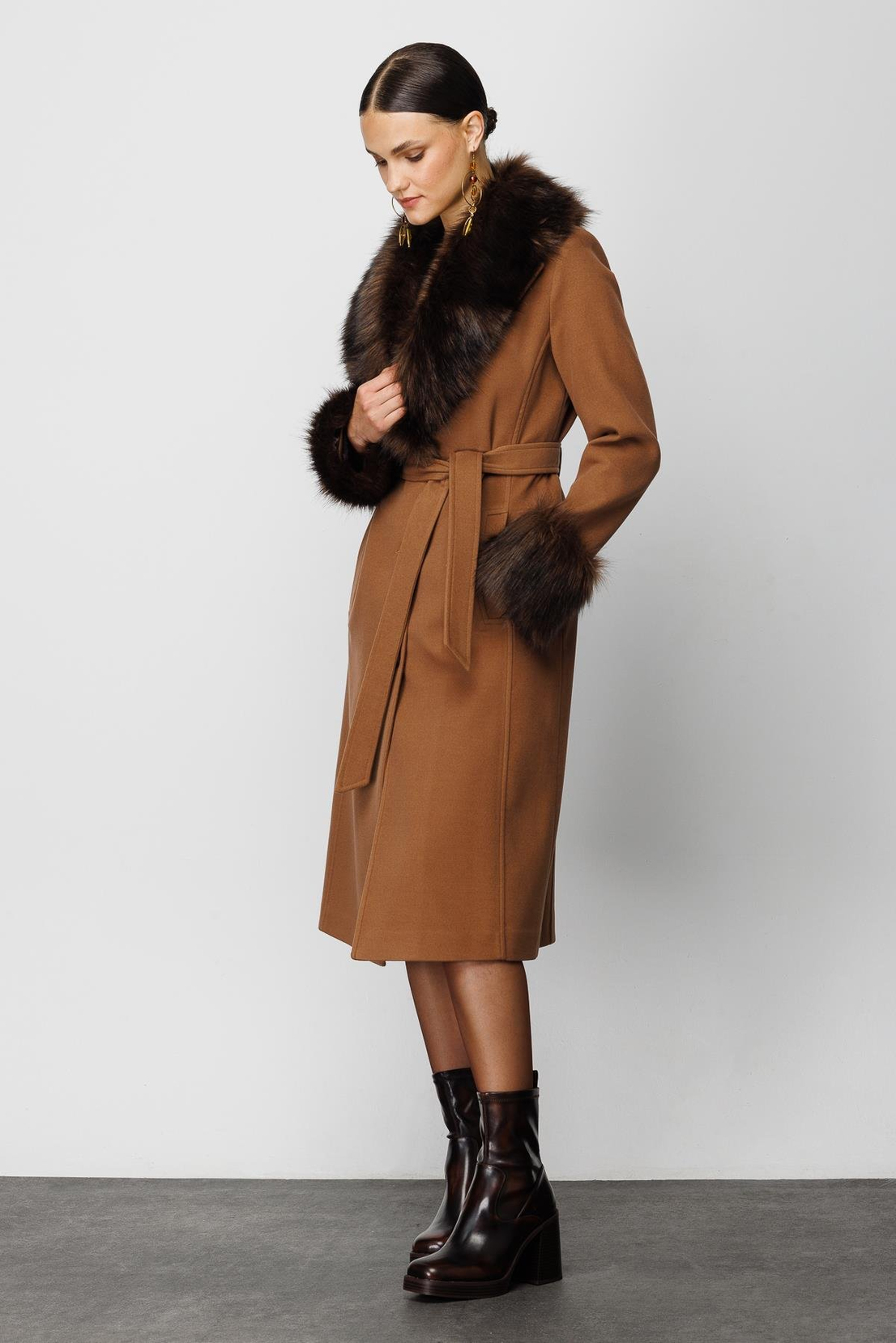 YAKA VE KOLLARI KÜRKLÜ KAŞE KABAN TABA