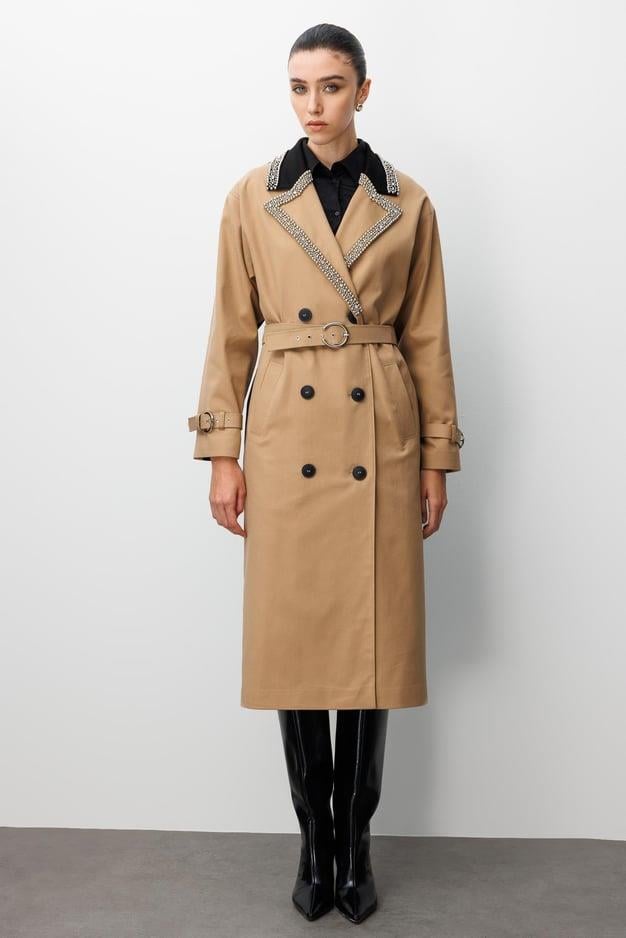Yakası İncili Ve Taş İşlemeli Kruvaze Kemer Detaylı Trençkot CAMEL-KAHVE