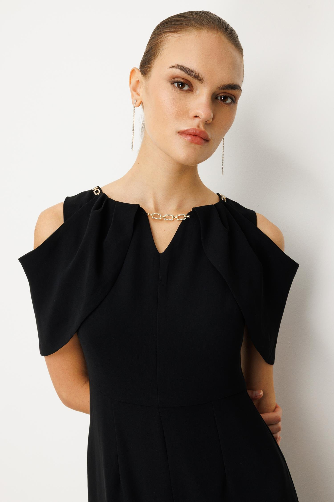 Yakası Taşlı Zincirli Midi Boy Elbise SİYAH