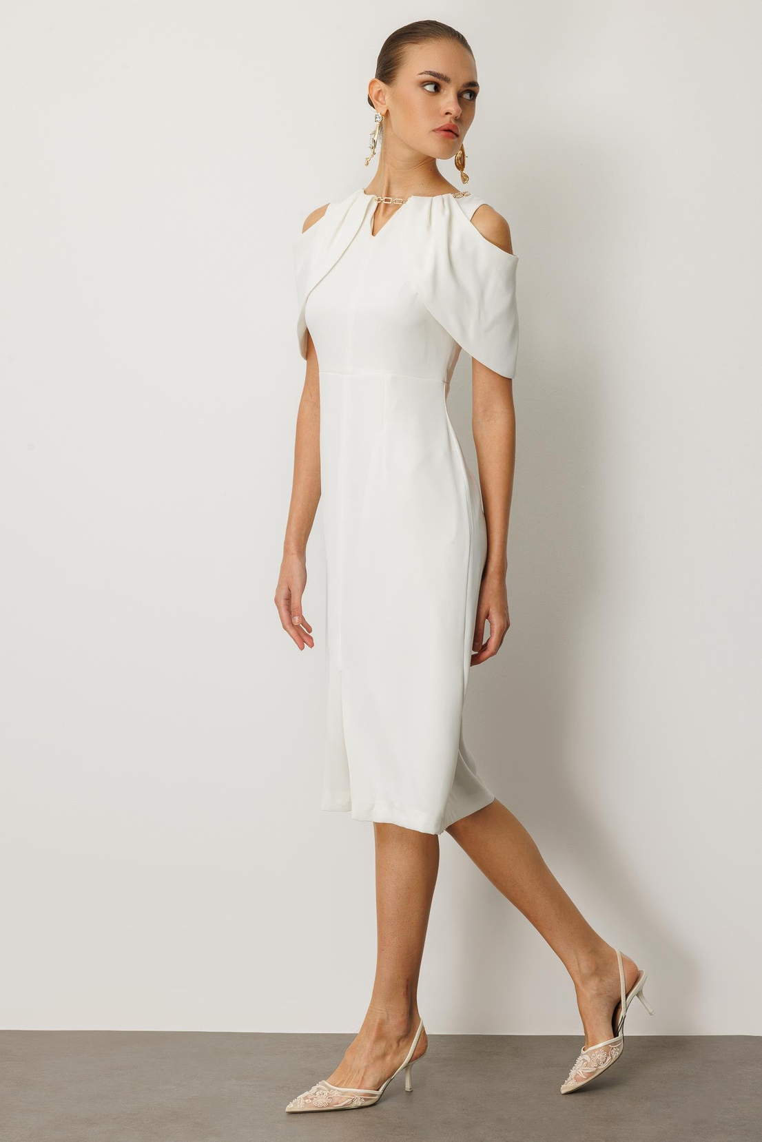 Yakası Taşlı Zincirli Midi Boy Elbise BEYAZ