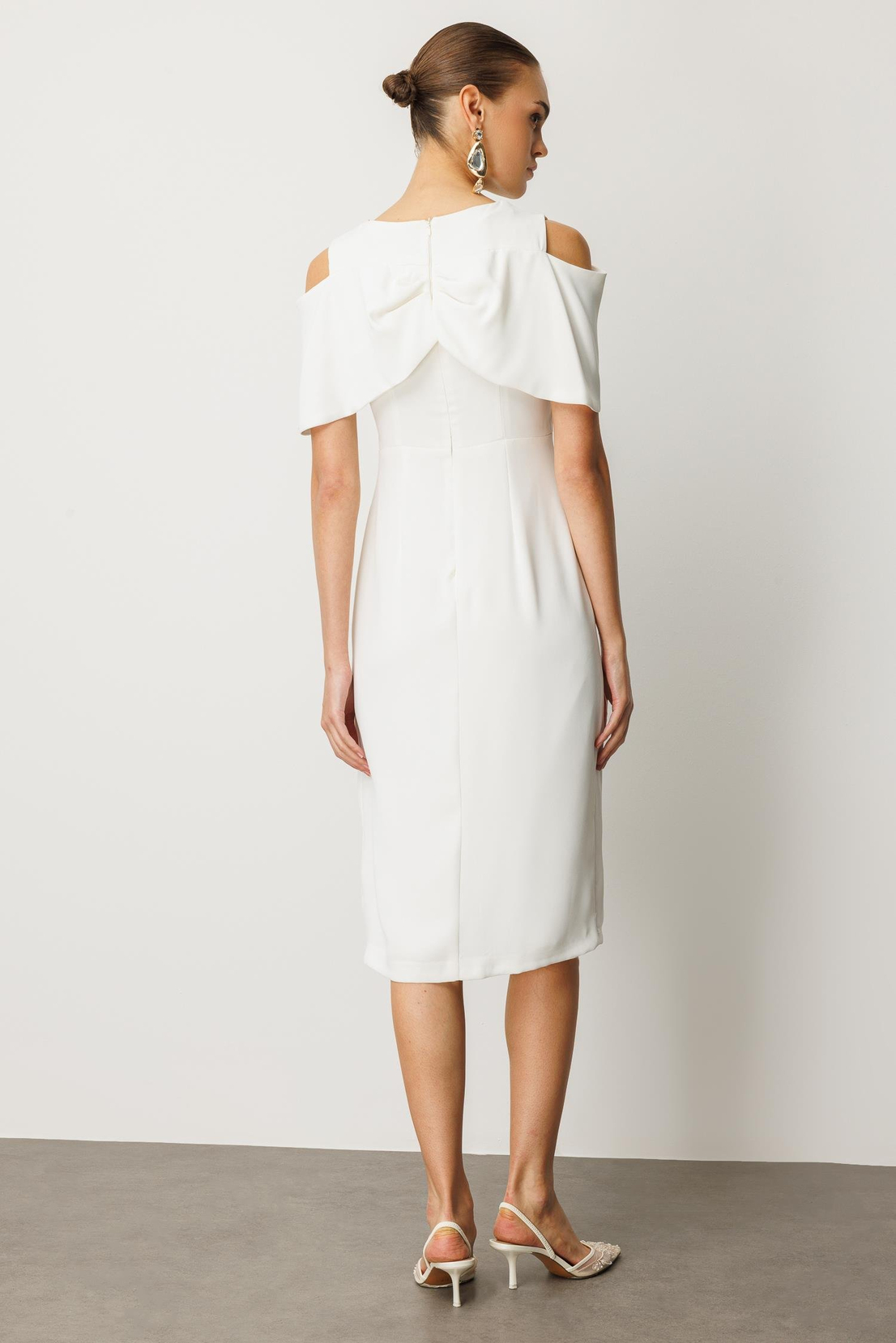 Yakası Taşlı Zincirli Midi Boy Elbise BEYAZ