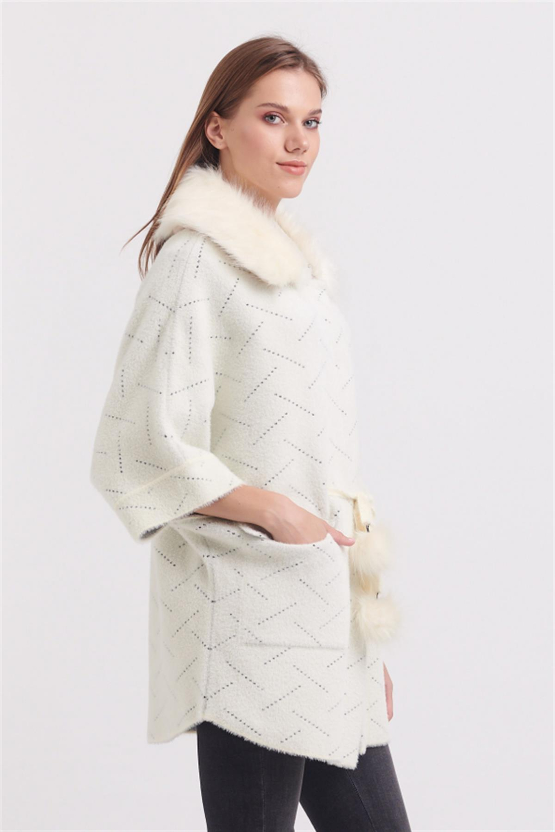 Yakası Tüylü Belinde İpli Krem Hırka 