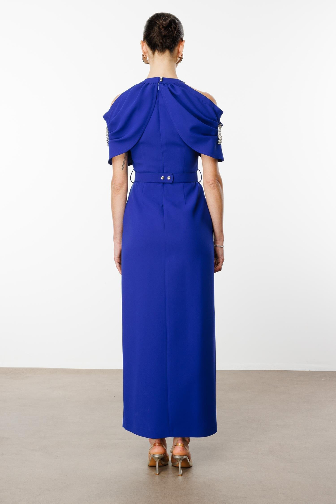 Yakası ve Kemeri Aksesuar Detaylı Elbise SAKS