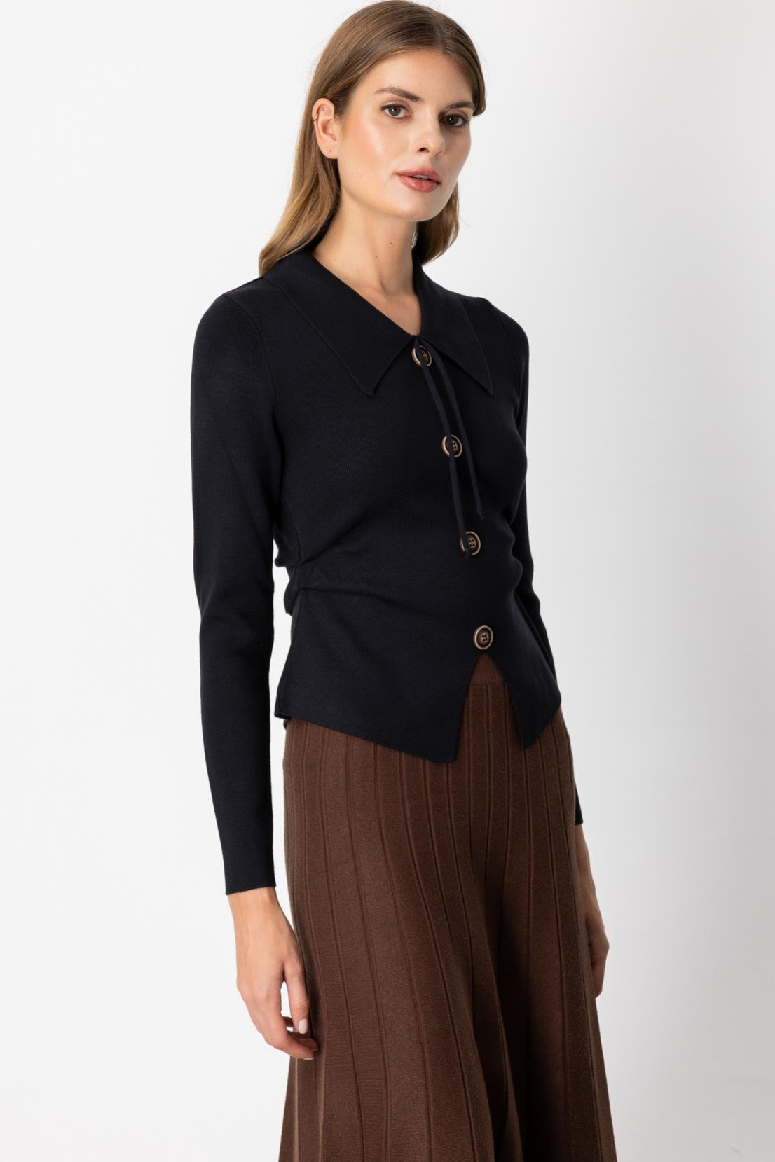 Bele Oturan Düğmeli Kazak SİYAH