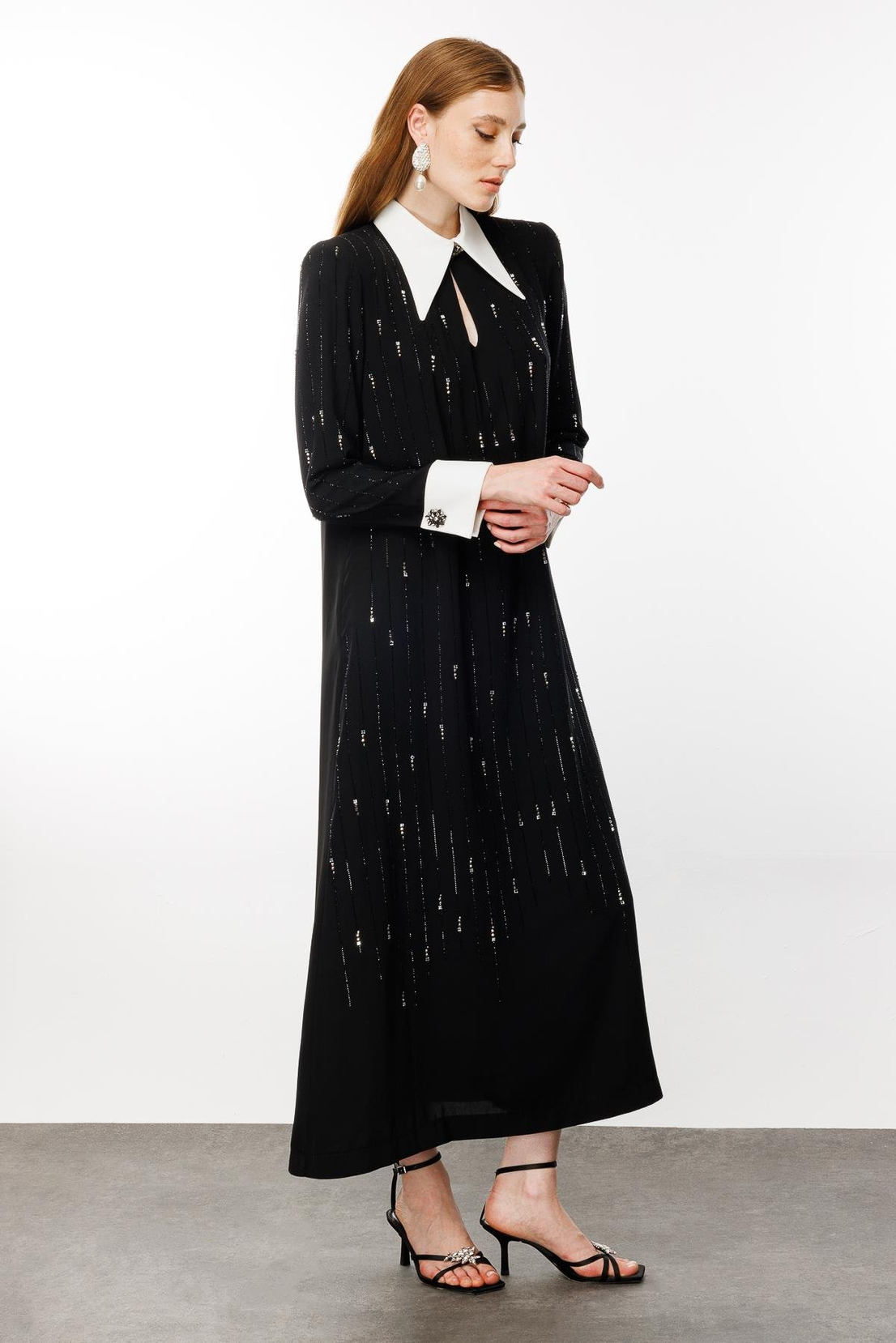 Beyaz Yaka Manşet Detay Taş Aksesuarlı Elbise SİYAH