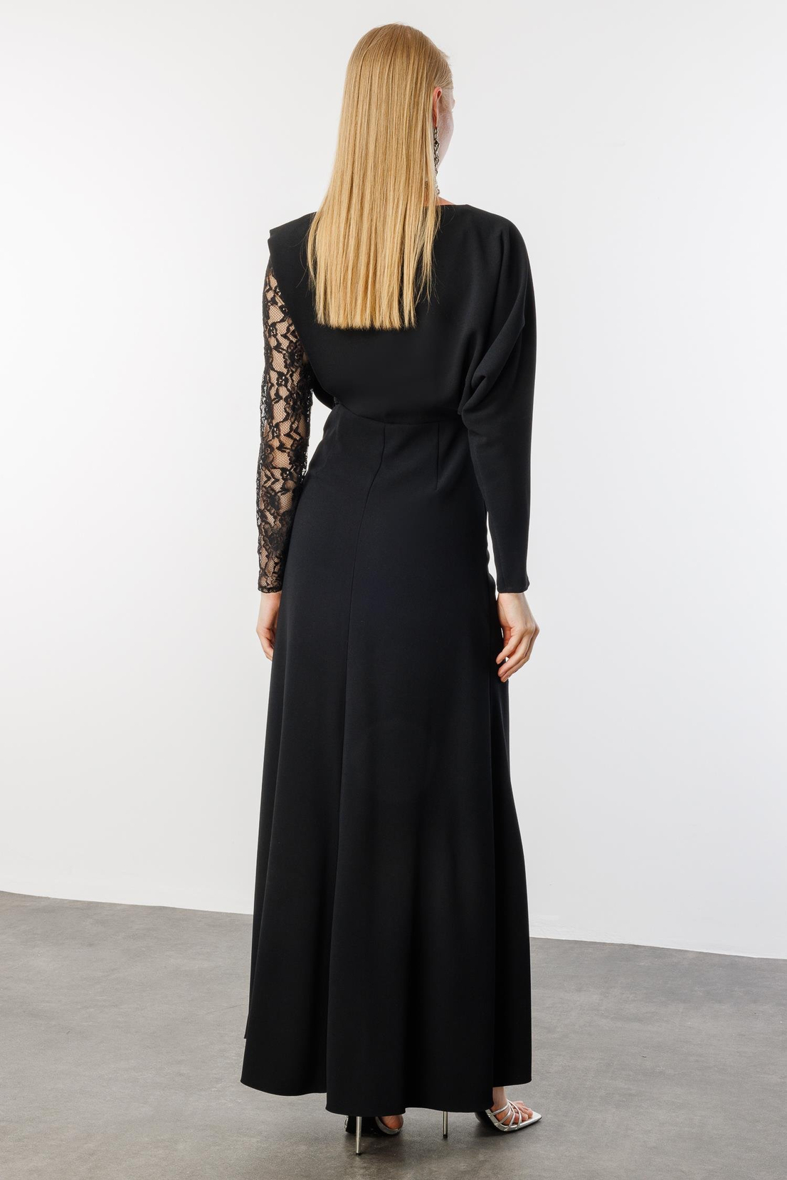 Dantel Kol Krep Yırtmaçlı Elbise SİYAH