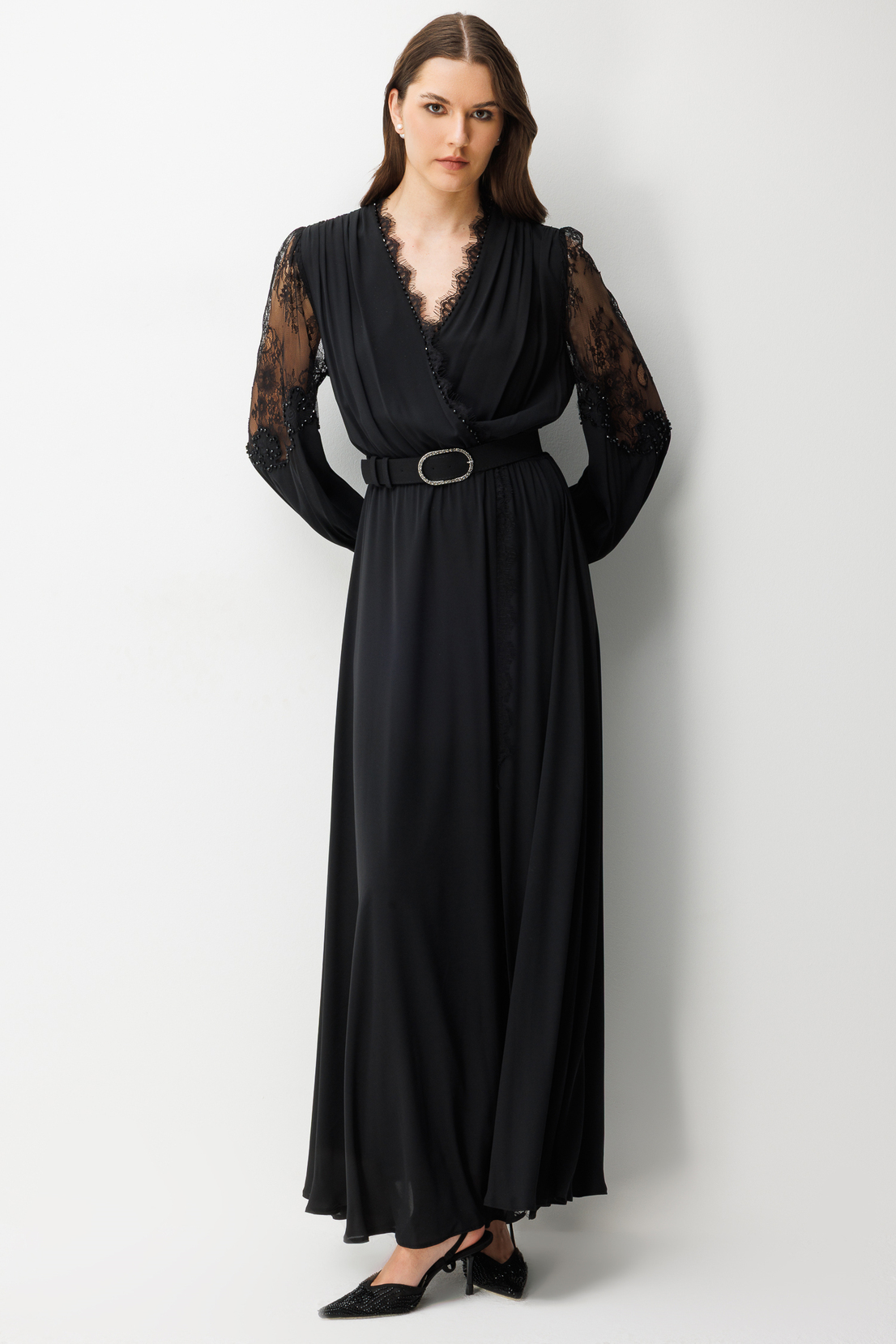 Dantel Kollu ve V Yaka Kemerli Maxi Elbise SİYAH